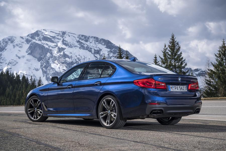  BMW M550i xDrive Sedan 2017 года  (WW) (фото 42 из 48)